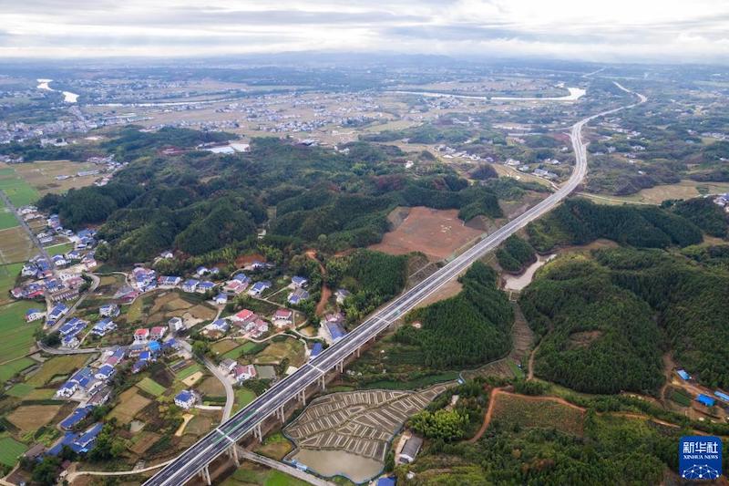Hunan : la première autoroute intelligente Pingyi ouverte à la circulation