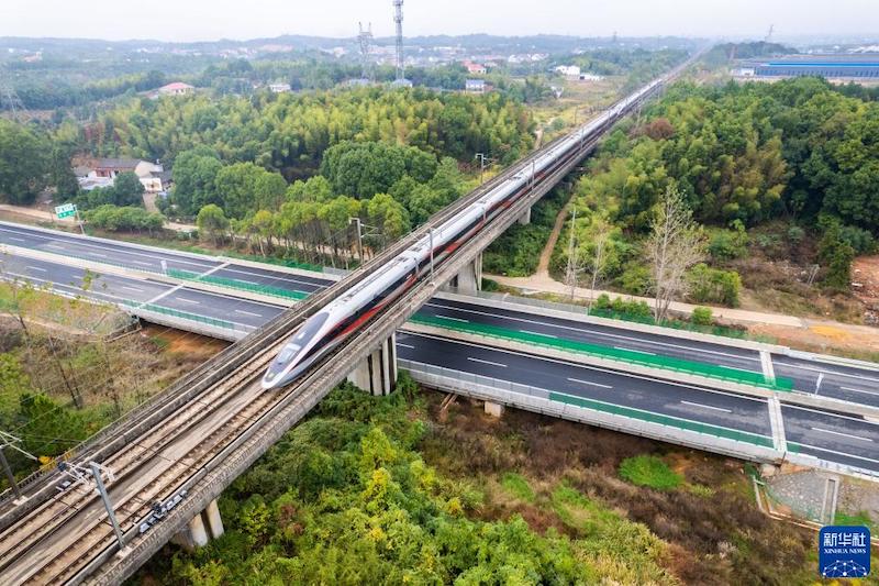 Hunan : la première autoroute intelligente Pingyi ouverte à la circulation