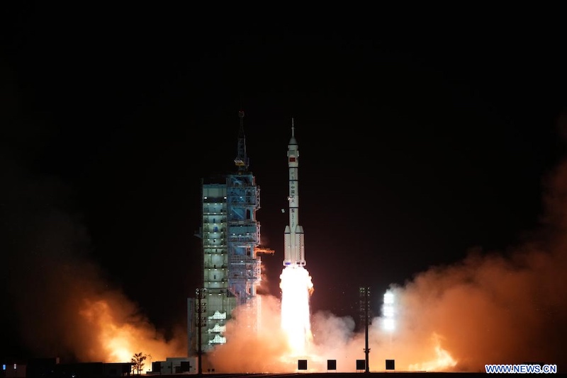 La Chine lance le vaisseau spatial Shenzhou-15 visant la première relève de l'équipage en orbite