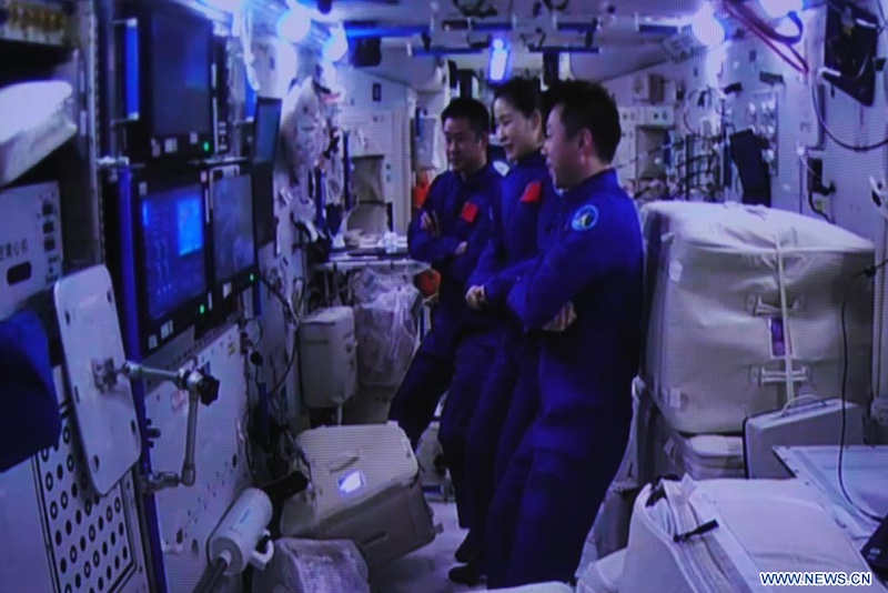 Le vaisseau spatial habité chinois Shenzhou-15 s'amarre à la combinaison de la station spatiale