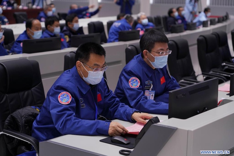 Le vaisseau spatial habité chinois Shenzhou-15 s'amarre à la combinaison de la station spatiale