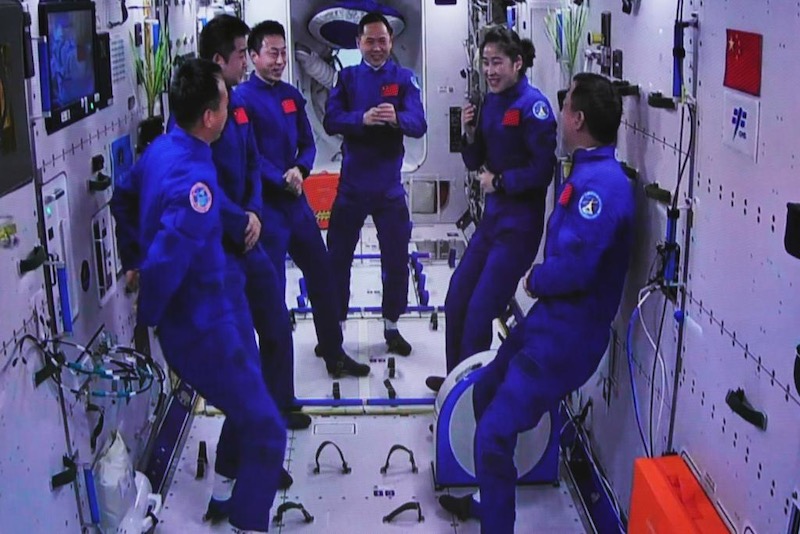Chine : six taïkonautes de deux missions réalisent une rencontre historique dans l'espace