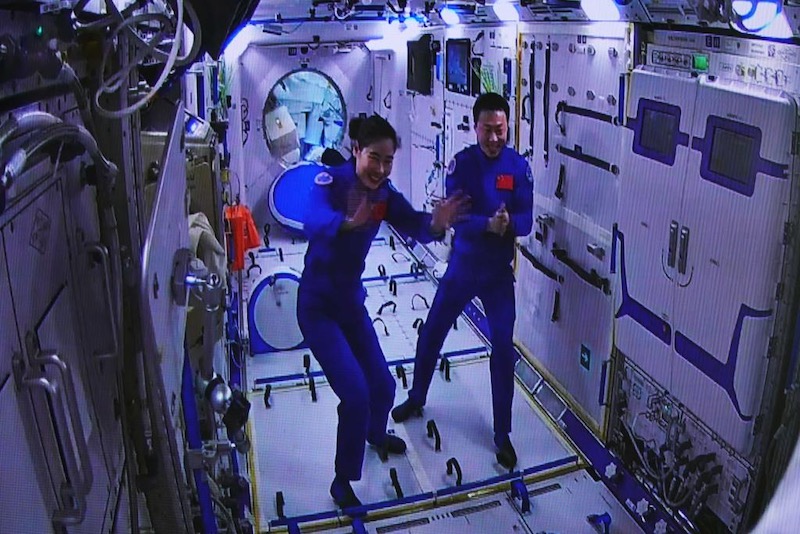 Chine : six taïkonautes de deux missions réalisent une rencontre historique dans l'espace