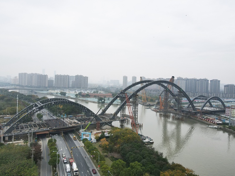 Jiangsu : fin de la fermeture de l'arche principale du pont avec la plus grande portée de la section de Wuxi du Grand Canal Beijing-Hangzhou