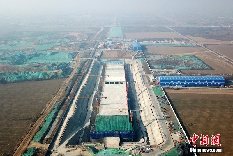 La cinquième station de groupe de la ligne express reliant Xiong'an à l'aéroport international de Beijing Daxing a reçu son plafond