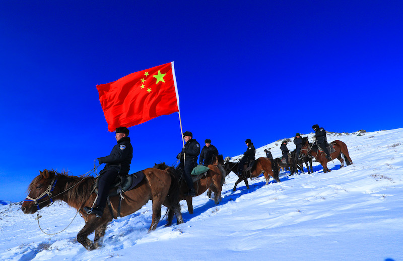 Xinjiang : une patrouille frontalière sous la neige à Altay