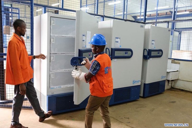Un employé ferme un congélateur à ultra-basse température contenant des doses de vaccin expérimental contre le virus Ebola au siège de l'organisation sanitaire publique National Medical Stores à Entebbe, en Ouganda, le 8 décembre 2022.  (Xinhua/Hajarah Nalwadda)