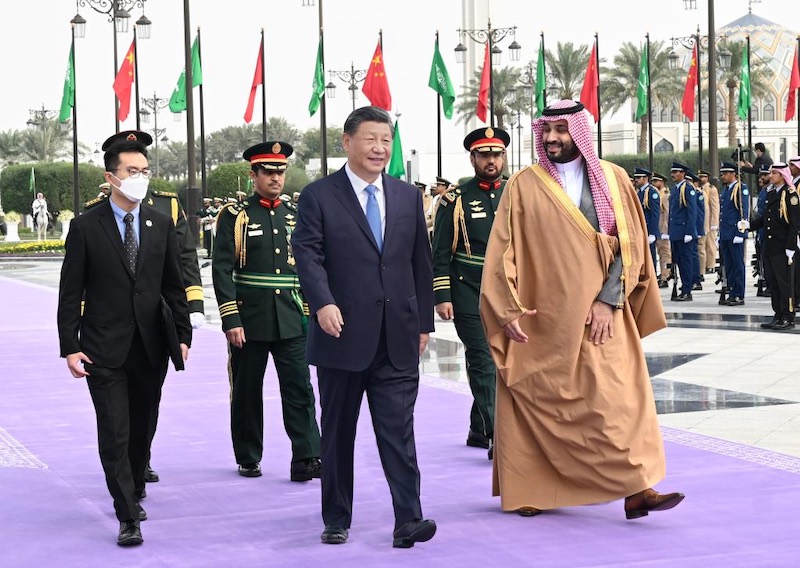 Xi Jinping assiste à la cérémonie de bienvenue organisée par le prince héritier saoudien