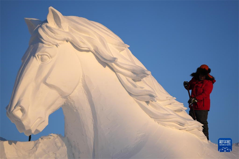 Heilongjiang : les sculptures de neige de la 35e Exposition de neige de l'île du Soleil à Harbin sont progressivement terminées