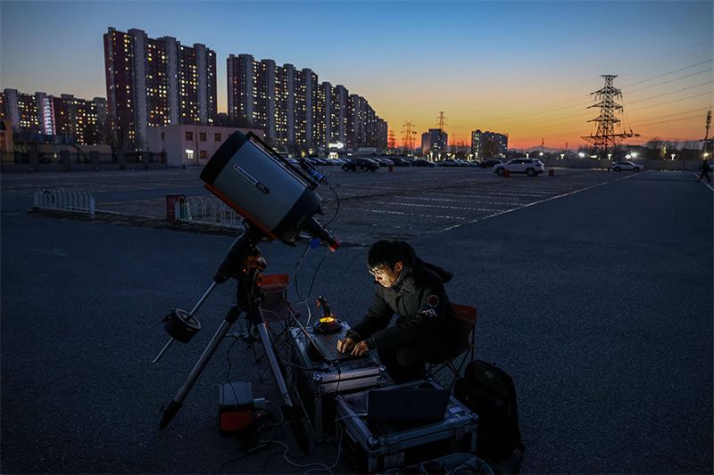 Un jeune homme en quête d'étoiles enregistre les progrès de la construction de la station spatiale chinoise