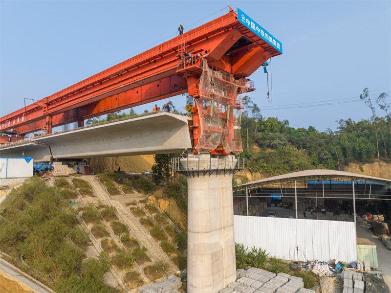 Guangxi : la pose de poutres pour la ligne ferroviaire à grande vitesse de Nanyu à Nanning se poursuit