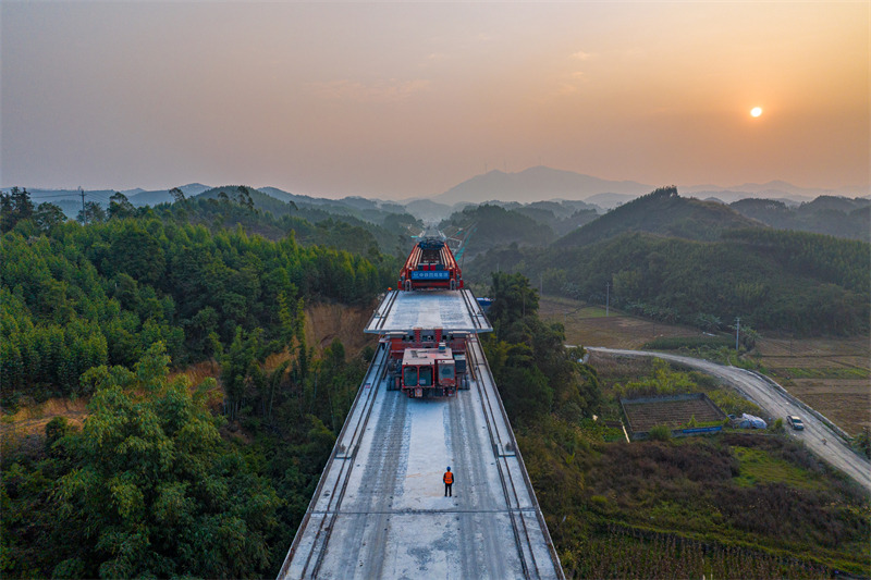 Guangxi : la pose de poutres pour la ligne ferroviaire à grande vitesse de Nanyu à Nanning se poursuit