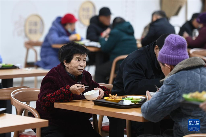 Hangzhou : une communauté construit une « cantine heureuse » pour faciliter les repas des personnes âgées