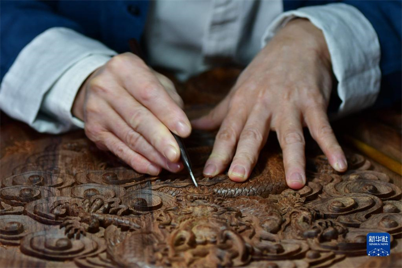 Fujian : un petit couteau à sculpter le bois pour raconter l'histoire de la Chine