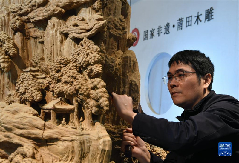Fujian : un petit couteau à sculpter le bois pour raconter l'histoire de la Chine