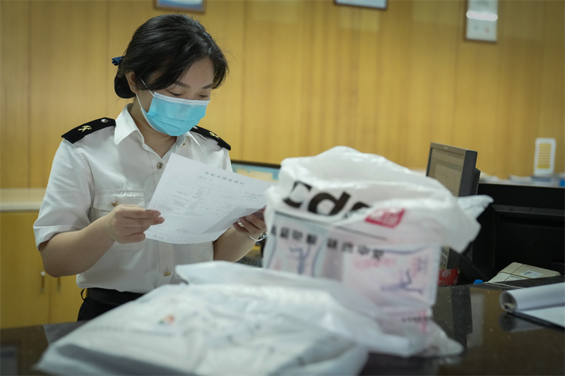 Les marchandises hors taxes passent la douane à Hainan