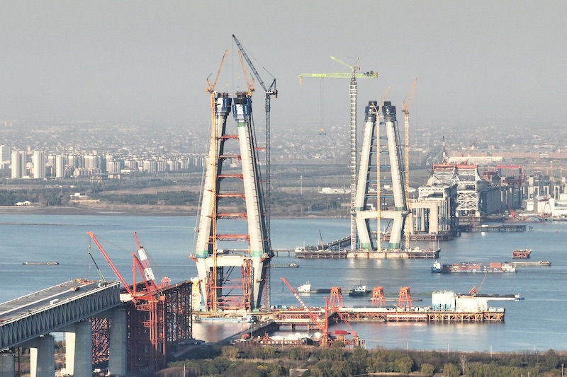 Jiangsu : la hauteur de la tour principale du pont Changtai sur le fleuve Yangtsé à Changzhou a dépassé 200 mètres