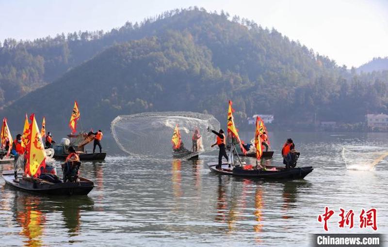 Jiangxi : le village de pêcheurs de Wan'an occupé de la pêche d'hiver et du « séchage hivernal » pendant le Solstice d'hiver