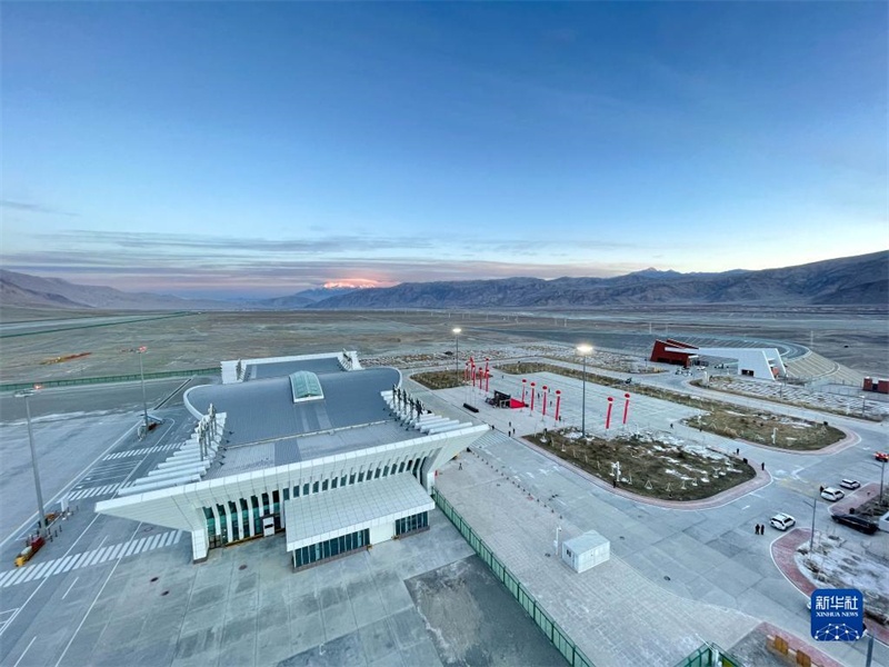 Xinjiang : l'aéroport de Tashkurgan officiellement ouvert au trafic, des passagers accueillis chaleureusement sur le Plateau du Pamir