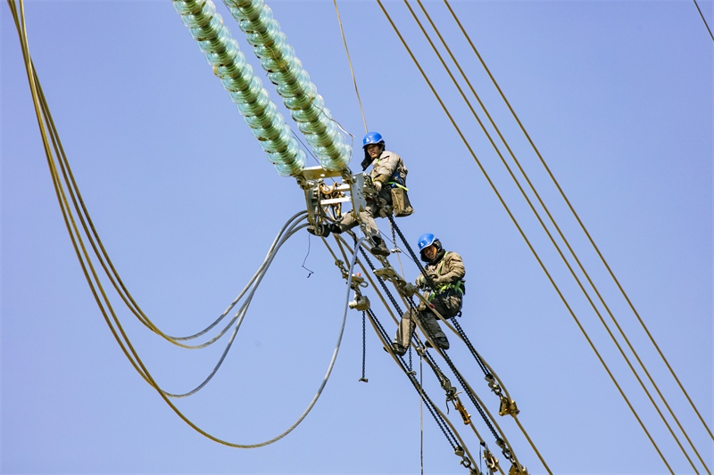 Anhui : la construction de réseaux électriques bat son plein malgré l'hiver rude à Bozhou