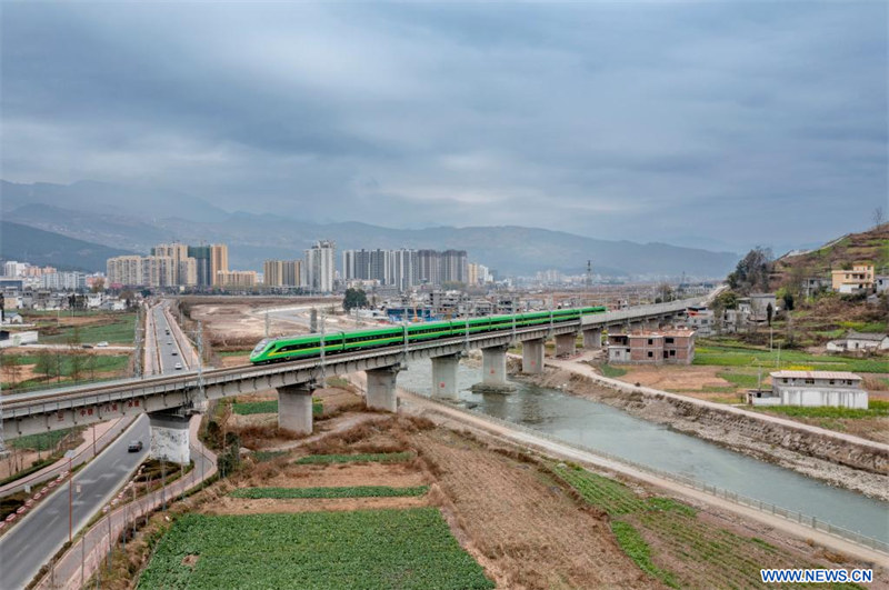 Le lancement d'un nouveau chemin de fer accélère les voyages en train dans le sud-ouest de la Chine