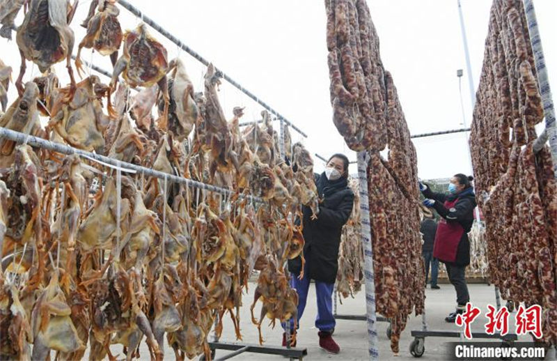 Anhui : le parfum de la viande en conserve accueille la nouvelle année à Huainan