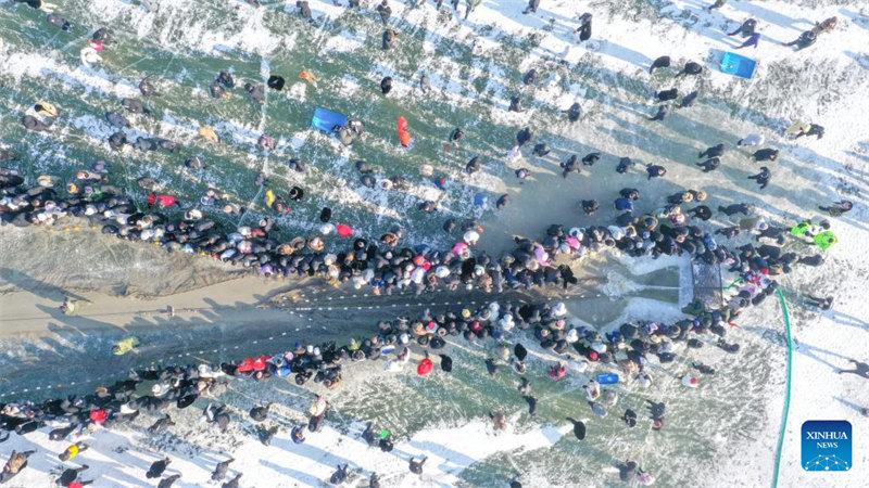 Jilin : ouverture d'un festival sur le thème de la pêche d'hiver sur le lac Chagan