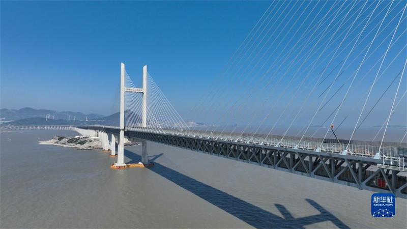 Fujian : les membres du personnel assurent la sécurité du pont transocéanique de Pingtan pendant le pic de voyages de la fête du Printemps