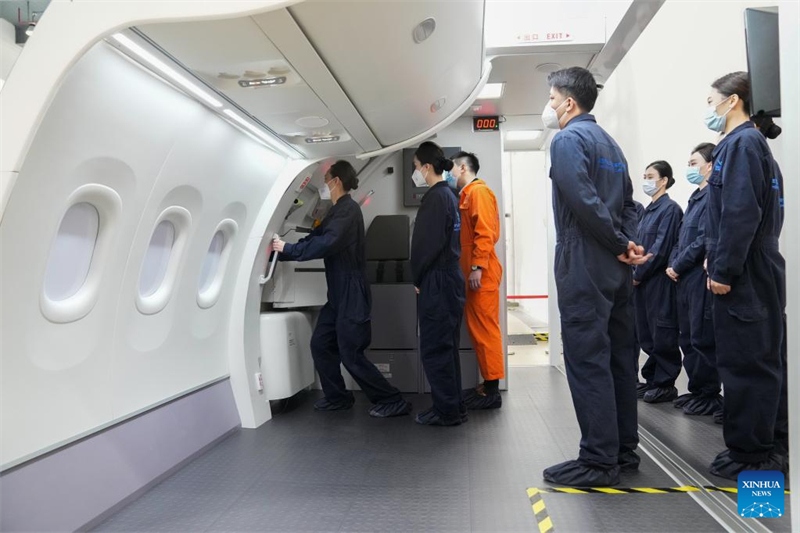 Les agents de bord participent à des formations intensives pour assurer le bon fonctionnement du C919 à Shanghai