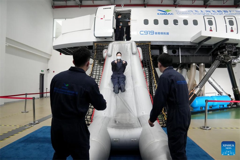 Les agents de bord participent à des formations intensives pour assurer le bon fonctionnement du C919 à Shanghai