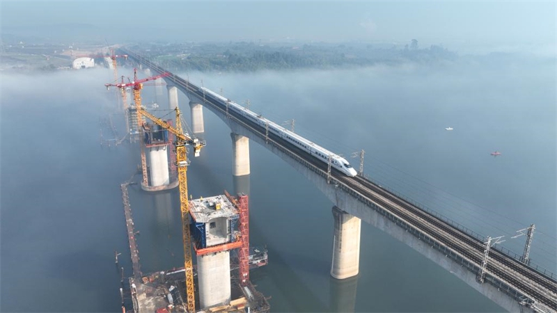 Guangxi : la construction du pont spécial de Liujiang de la ligne ferroviaire Xianggui bat son plein