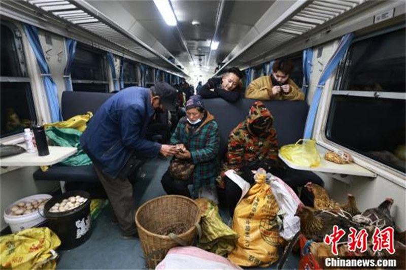 Sichuan : à la découverte des « trains lents » à travers le mont Liangshan, où les volailles, le bétail et des passagers voyagent ensemble