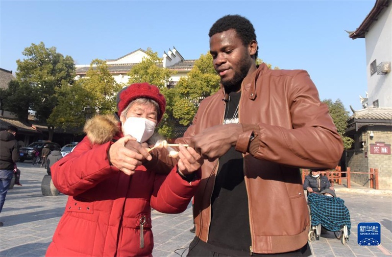 Les étudiants africains célèbrent le Nouvel An chinois dans une vieille ville chinoise