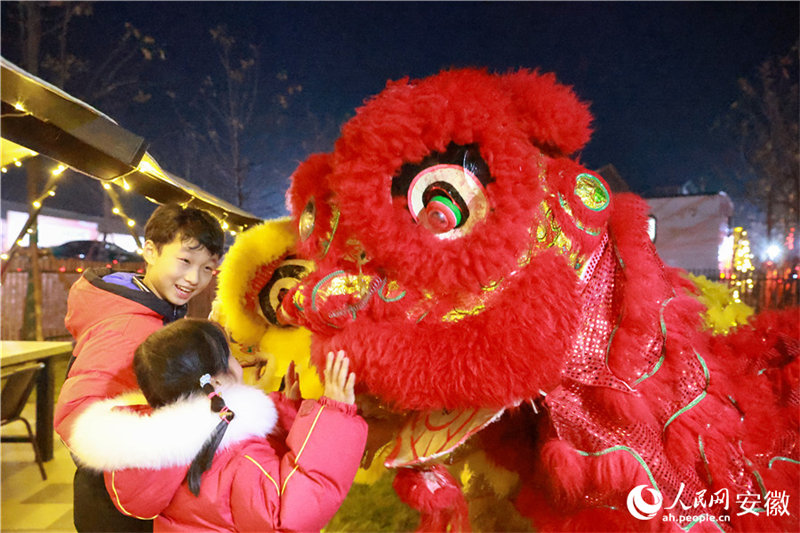 A l'approche du Nouvel An chinois, la consommation explose dans toute la Chine avec une atmosphère festive