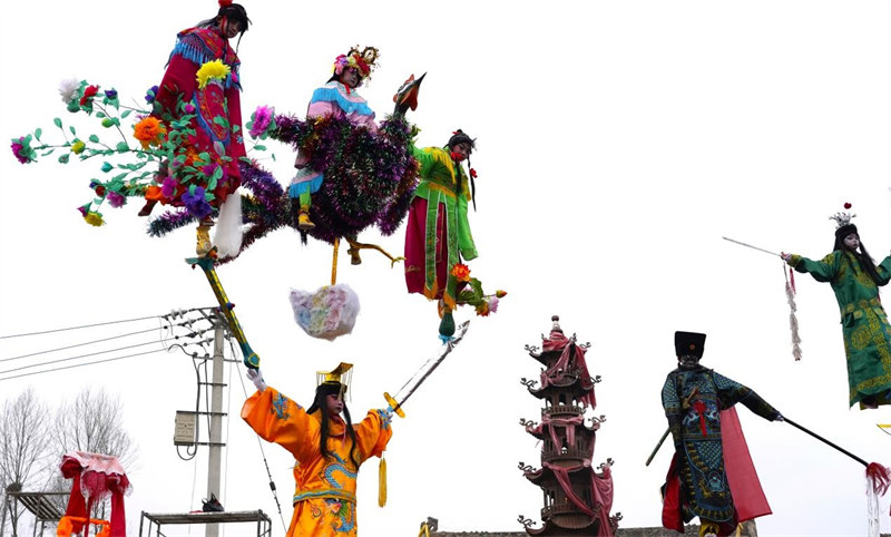 Qinghai : des spectacles d'acrobaties aériennes de Gaotai pour célébrer le Nouvel An chinois dans le Huangzhong