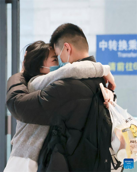 Les Chinois en route pour des réunions de famille pendant la vague de voyages de la Fête du Printemps