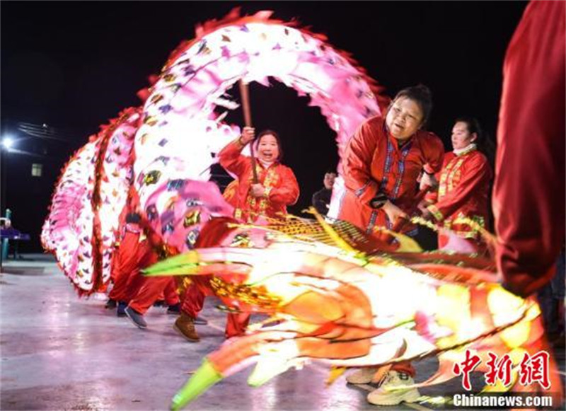 Guizhou : les dragons roulants du patrimoine culturel immatériel font le réveillon du Nouvel An chinois dans le comté de Songtao