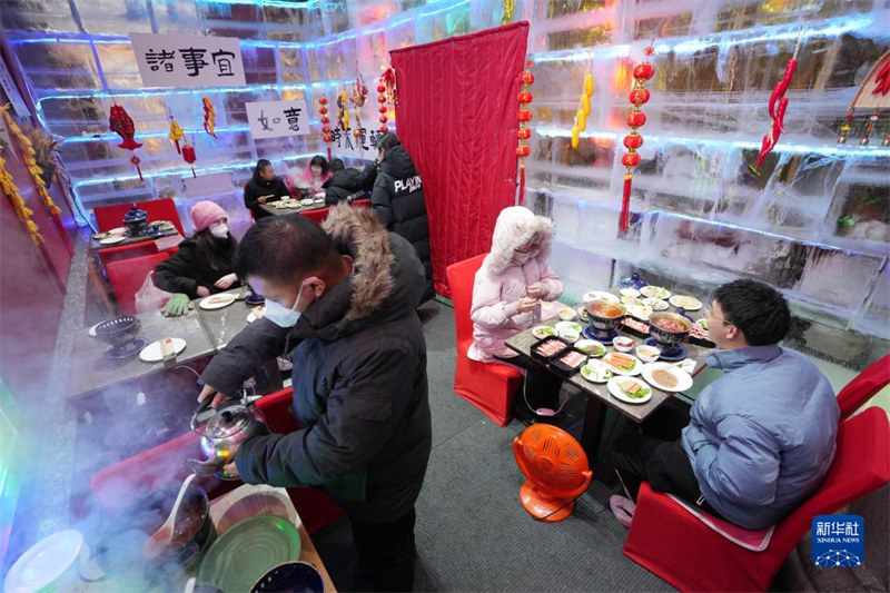 Heilongjiang : une « maison de glace » dans la rue centenaire de Harbin attire les touristes