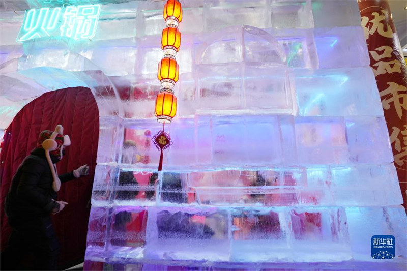 Heilongjiang : une « maison de glace » dans la rue centenaire de Harbin attire les touristes