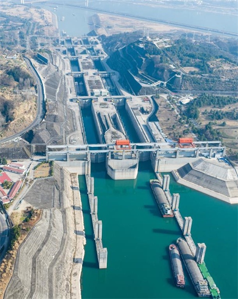 Hubei : les écluses des Trois Gorges ont permis à 742 bateaux de traverser le barrage en toute sécurité pendant les vacances de la Fête du Printemps à Yichang
