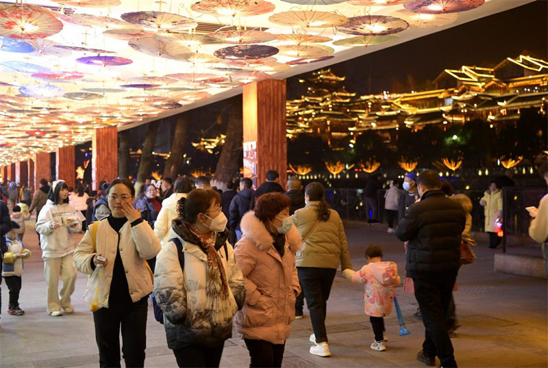 Hubei : l'économie nocturne anime Xuan'en