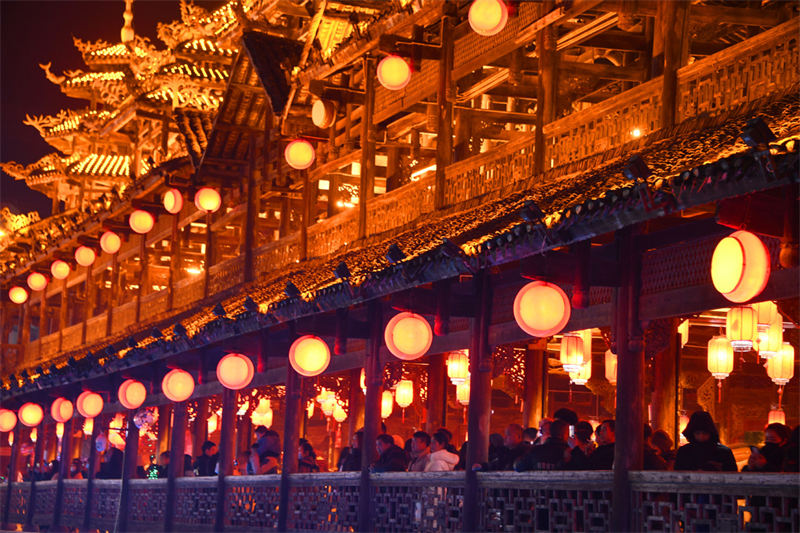 Hubei : l'économie nocturne anime Xuan'en