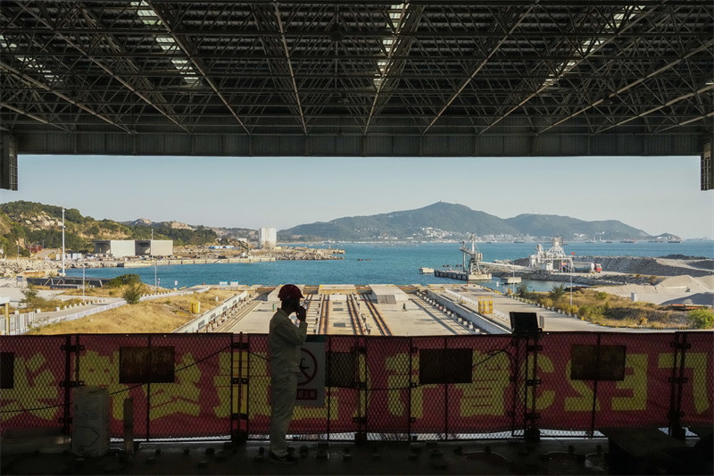 Guangdong : le coulage de la dernière section du tunnel sous-marin du corridor Shenzhen-Zhongshan est terminé