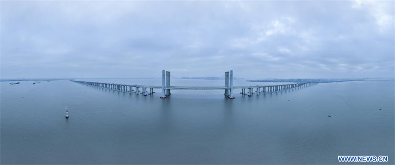 Photo aérienne prise le 4 février 2023 du pont maritime de la baie de Quanzhou, qui fait partie du chemin de fer à grande vitesse Fuzhou-Xiamen, dans la province chinoise du Fujian (sud-est). (Photo : Zhou Yi)