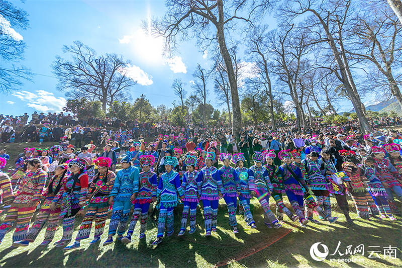 Yunnan : un défilé rural pour la Fête des Lanternes à Yongren