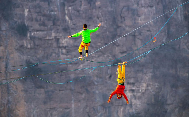 Shanxi : un spectacle de corde raide à haute altitude à Hejin