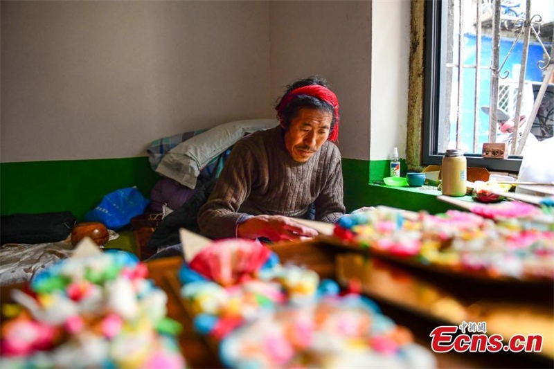 Des artisans font des sculptures en beurre pour célébrer le Nouvel An tibétain
