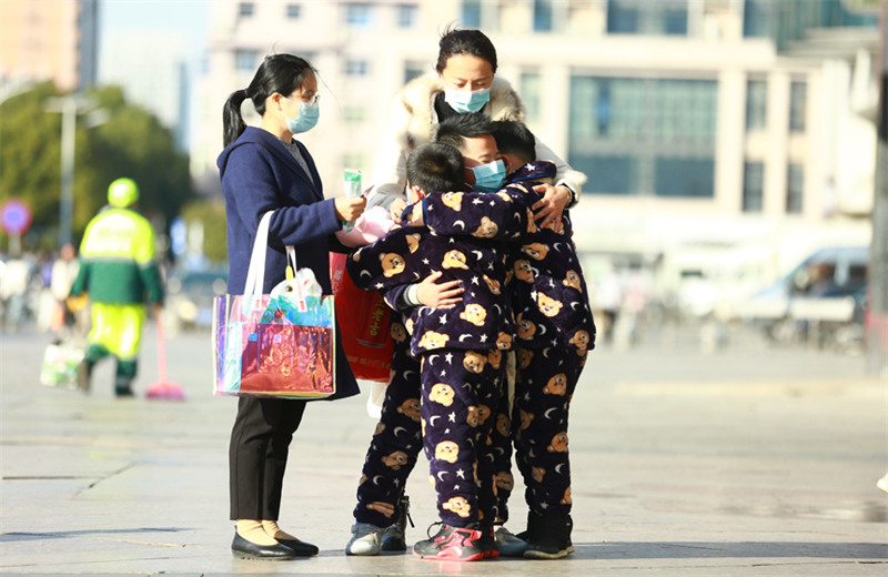 Des enfants portant les mêmes vêtements se disent au revoir en s'embrassant avant d'entrer dans la gare de Nanchang, capitale de la province du Jiangxi (est de la Chine). (Lu Yao / le Quotidien du Peuple en ligne)