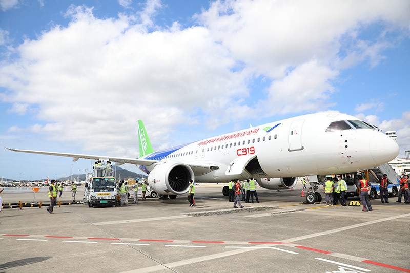 Hainan : l'avion de ligne chinois C919 a fait ses débuts à l'aéroport de Sanya