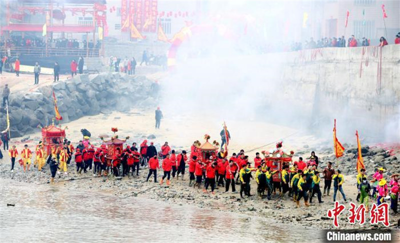 Fujian : porter un palanquin jusqu'à la mer pour prier pour le bonheur, une tradition folklorique de Putian